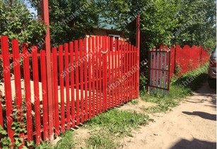 Забор евроштакетник горокой в Казани цвет рубин