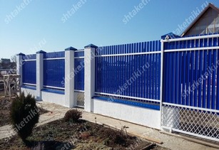 Фото забора из синего штакетника в Казани